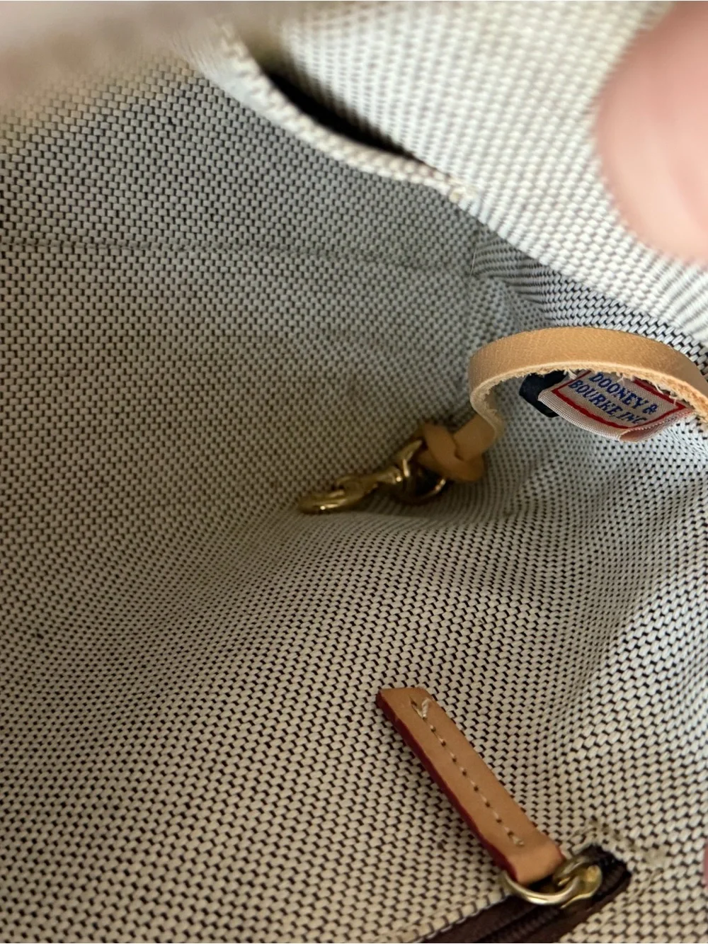 Dooney & Bourke clean interior✨
